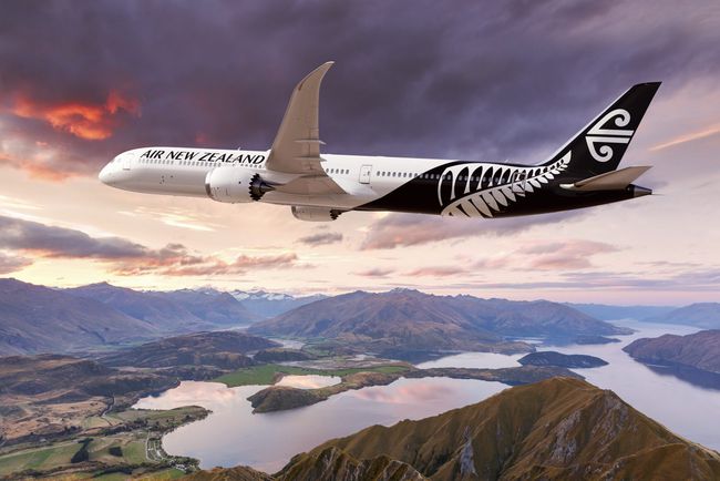 新西兰航空玻璃破裂紧急迫降香港，但机组人员禁止下机！