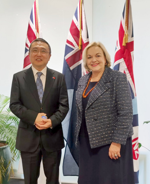 驻新西兰大使王小龙拜会新国防部长柯林斯(图1)